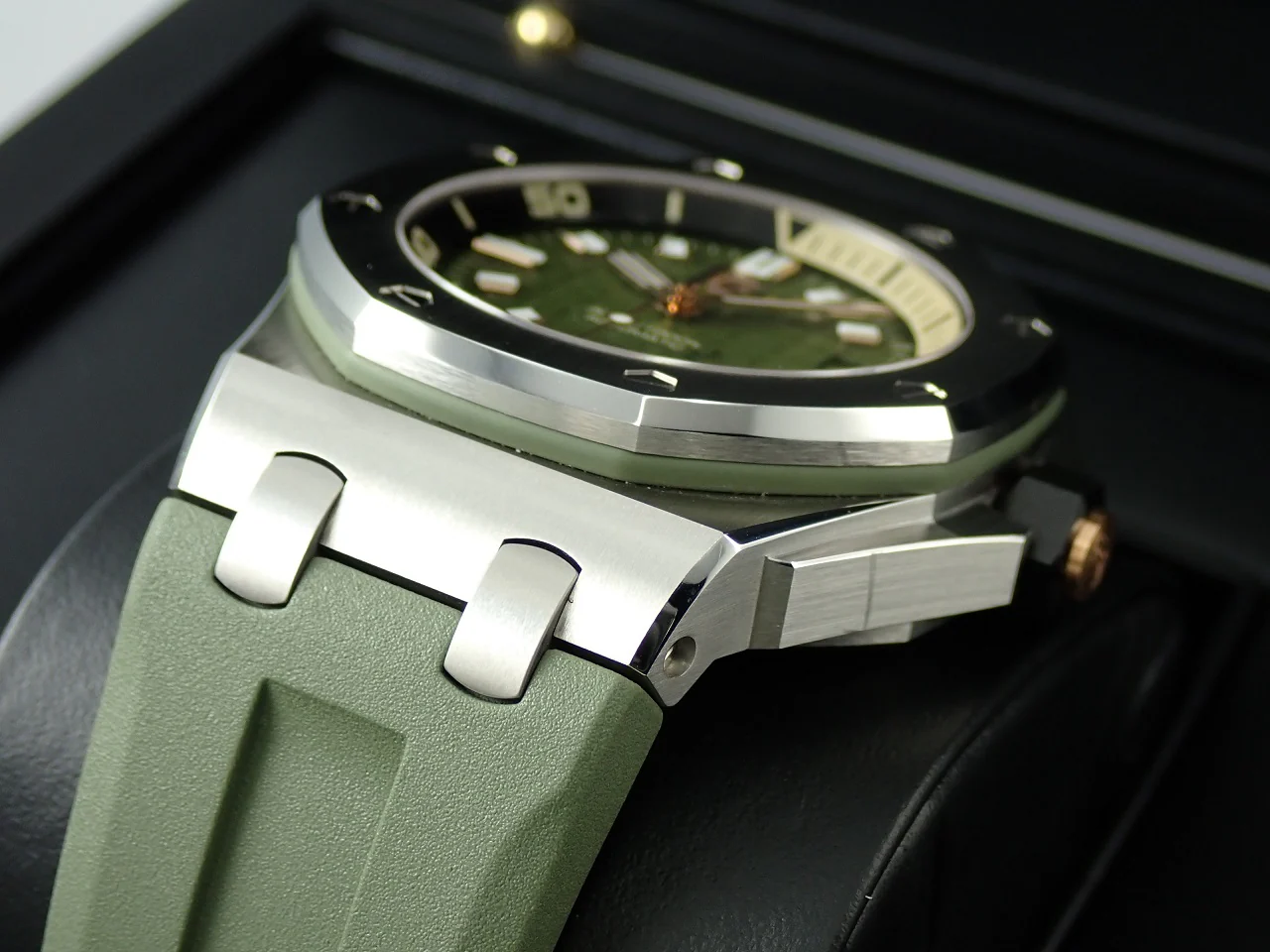 オーデマピゲ ロイヤルオーク オフショア ダイバー Ref.15720ST.OO.A052CA.01 ステンレススチール カーキグリーン文字盤 - Image 6