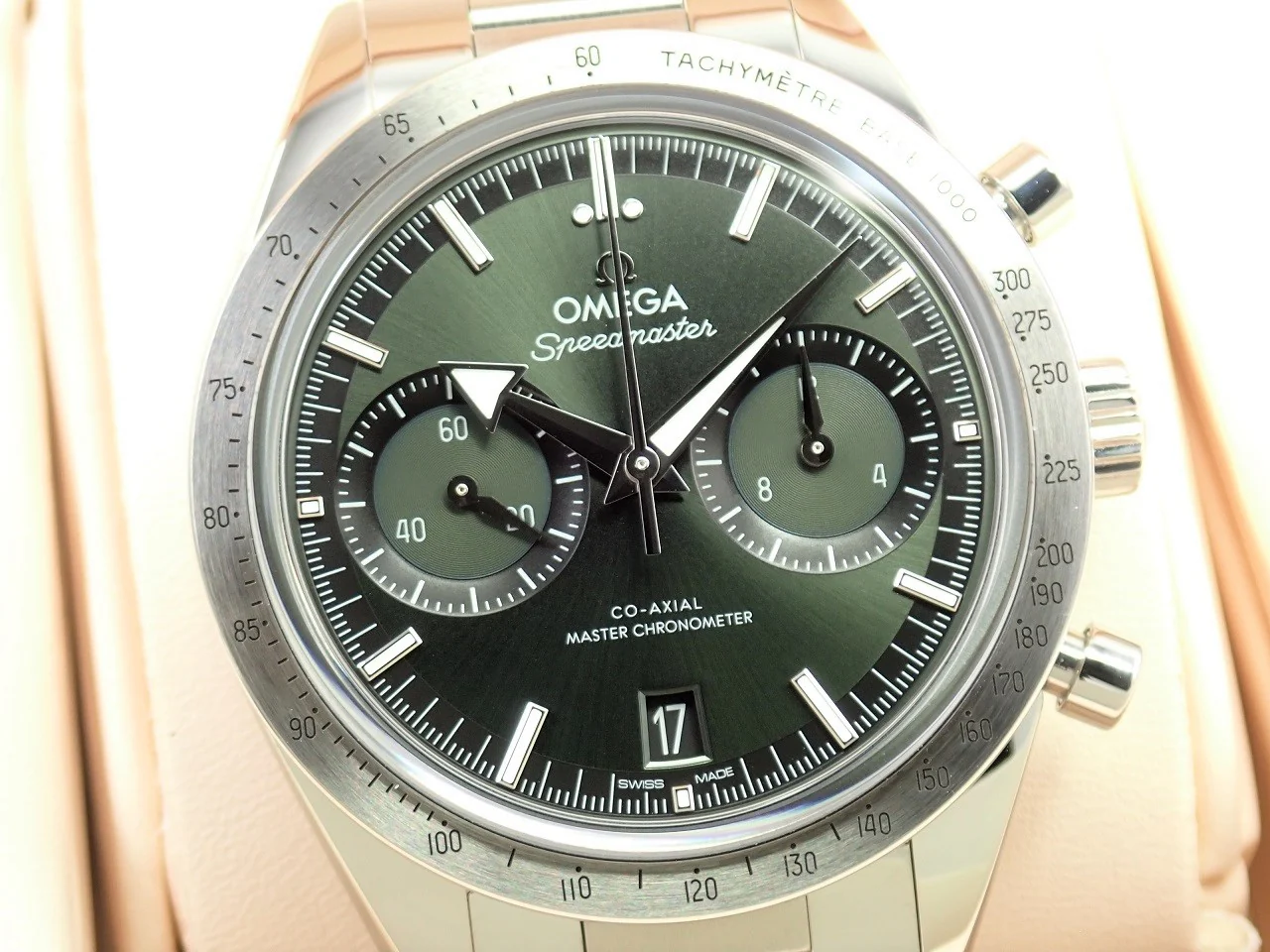 オメガ スピードマスター スピードマスター '57 コーアクシャル マスター クロノメーター クロノグラフ 40.5MM Ref.332.10.41.51.10.001 グリーン文字盤 未使用 2481AU7P - Image 3