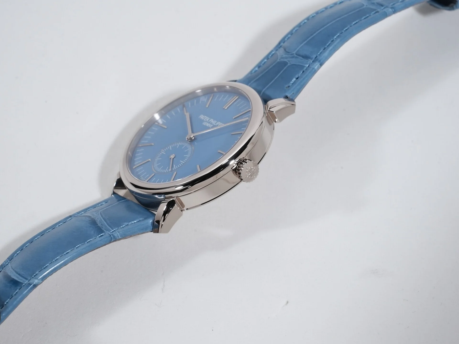 パテックフィリップ カラトラバ グランド エキシビジョン 東京2023 Ref.6127G-010/7127G-010 ホワイトゴールド ラックライトブルー(スカイブルー) ライラックトーン(パープル)文字盤 - Image 4