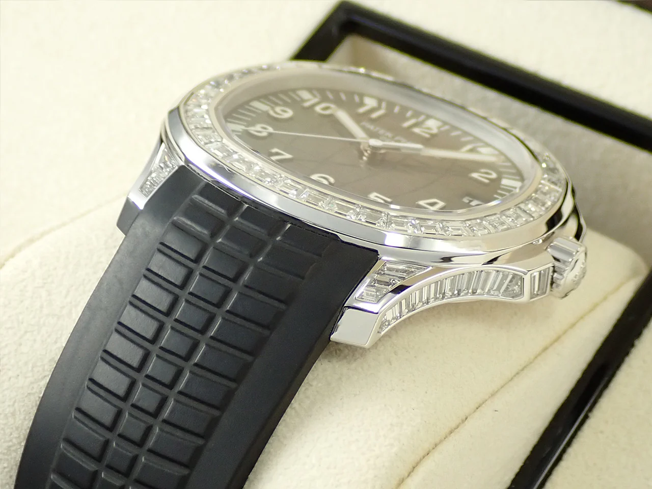 パテックフィリップ アクアノート エクストララージ Ref.5167/300G-010 ホワイトゴールド ブラック文字盤 - Image 6