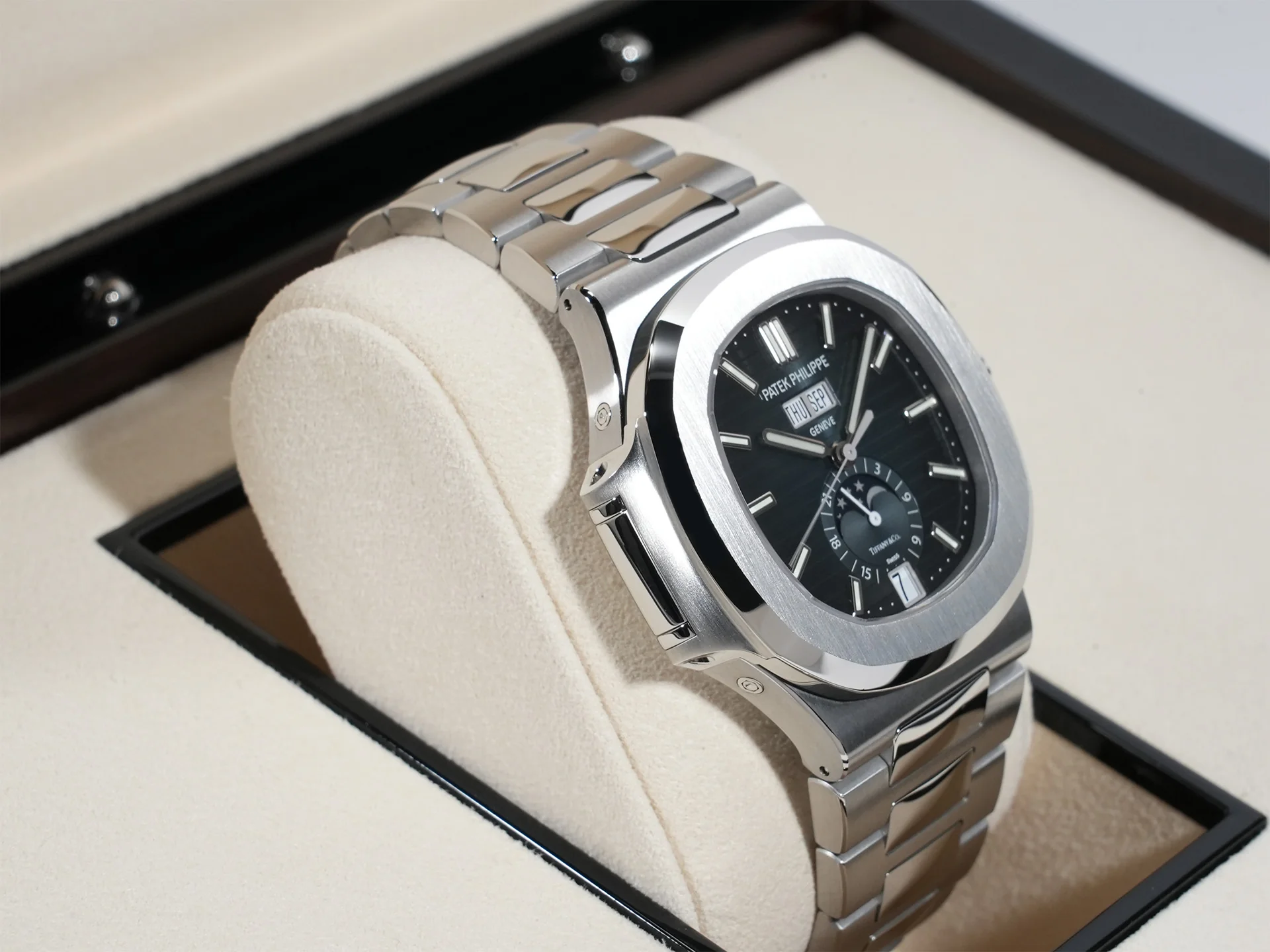 パテックフィリップ ノーチラス アニュアルカレンダー TIFFANY&CO. Ref.5726/1A-014 ステンレススチール ブルー、ブラックグラデーション文字盤 - Image 5