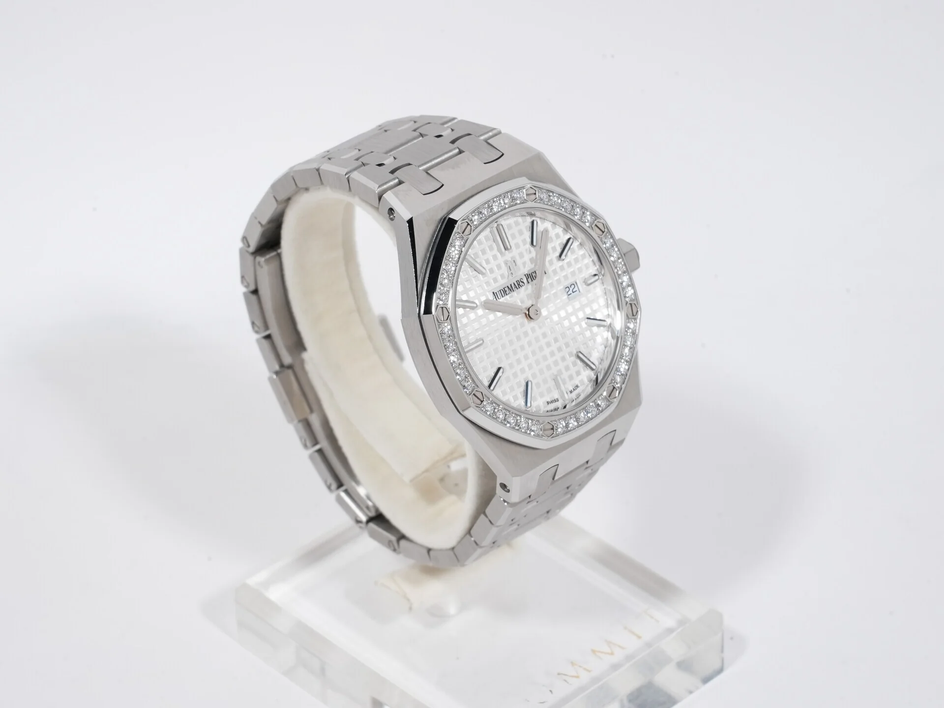 オーデマピゲ ロイヤルオーク クォーツ Ref.67651ST.ZZ.1261ST.01 ステンレススチール シルバー文字盤 美品 9dtygoxj - Image 5