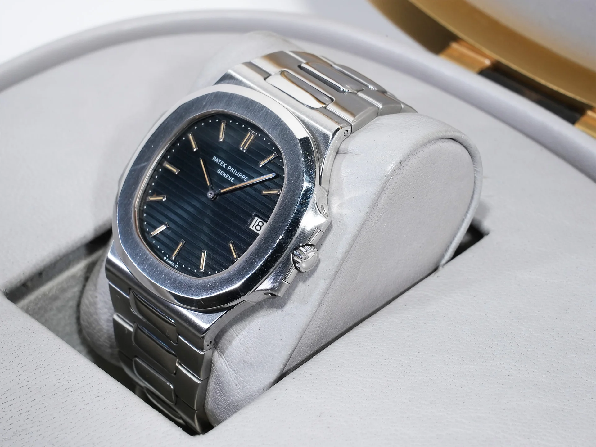 パテックフィリップ ノーチラス Ref.3700/1 ステンレススチール ブルー文字盤 中古 bwrdxqjb - Image 4