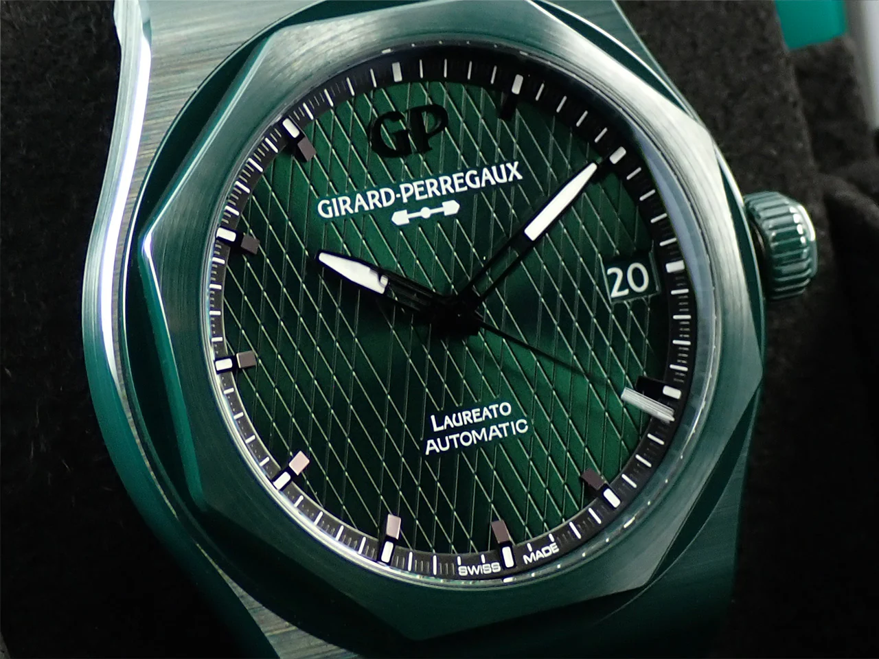 ジラールペルゴ ロレアート 42 MM グリーンセラミック アストンマーティン エディション Ref.81010-32-3081-1CX グリーン文字盤 未使用 C83ZSSTC - Image 3
