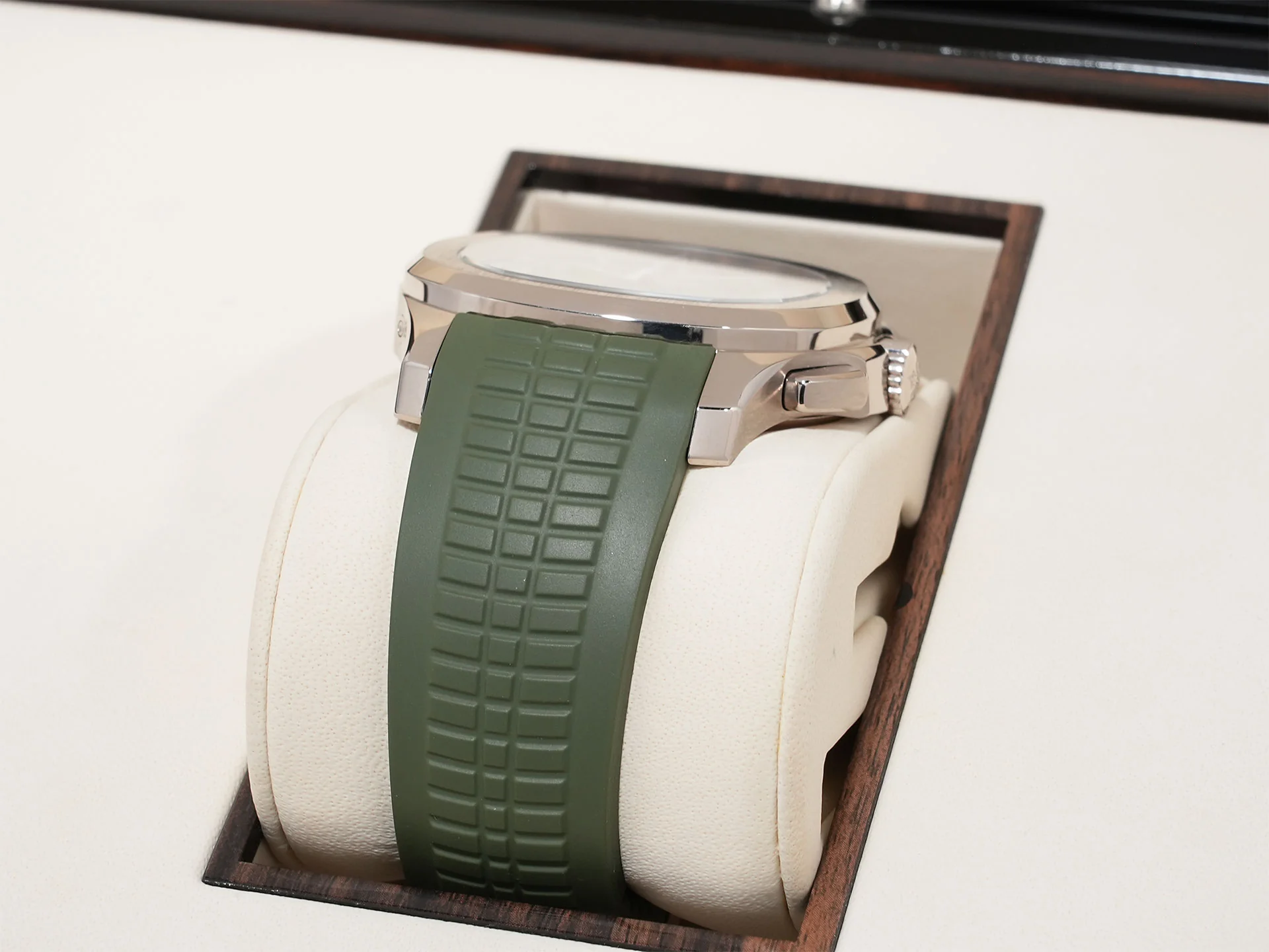 パテックフィリップ アクアノート Ref.5968G-010 ホワイトゴールド カーキグリーン文字盤 中古 g25xfyzr - Image 6