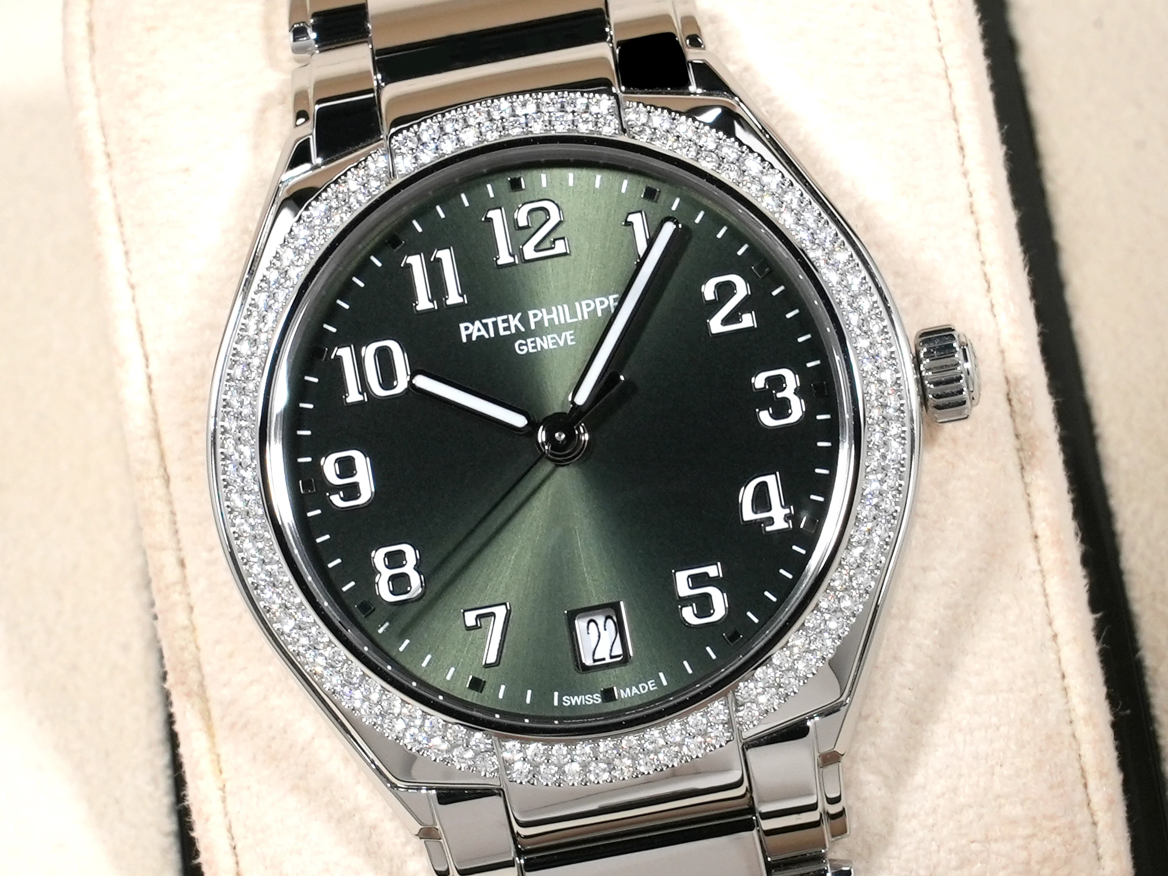 パテックフィリップ Twenty-4 Ref.7300/1200A-011 ステンレススチール オリーブグリーン ソレイユ文字盤 - Image 3