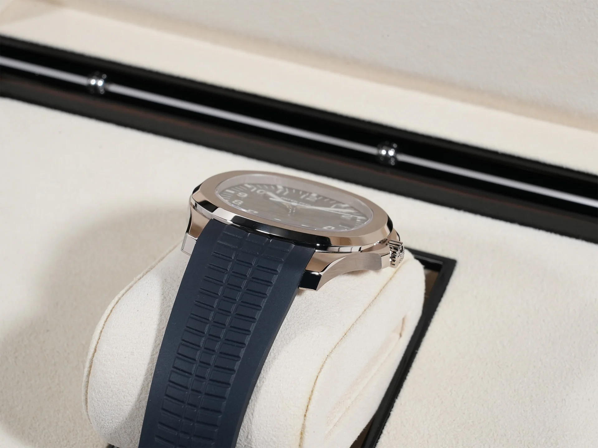 パテックフィリップ アクアノート Ref.5168G-001 ホワイトゴールド ミッドナイトブルー文字盤 - Image 6