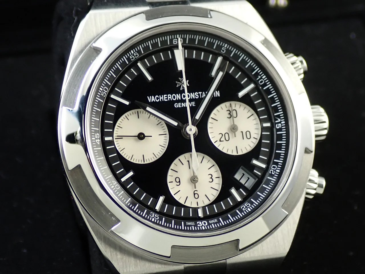 ヴァシュロンコンスタンタン オーヴァーシーズ クロノグラフ Ref.5500V/110A-B481 ブラック文字盤 中古 L9771996 - Image 3
