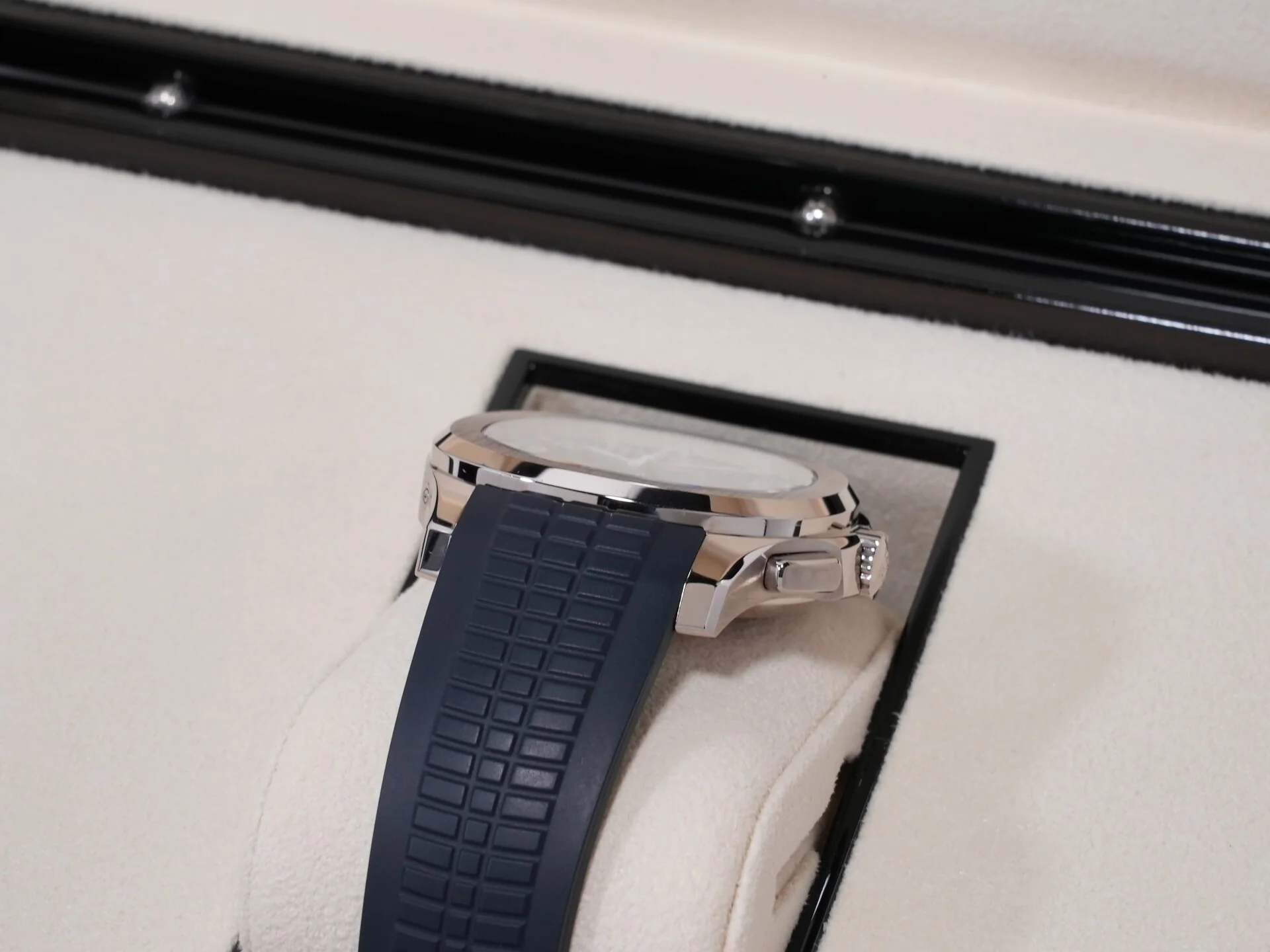パテックフィリップ アクアノート クロノグラフ Ref.5968G-001 ホワイトゴールド ミッドナイトブルー文字盤 中古 pdcneaby - Image 6