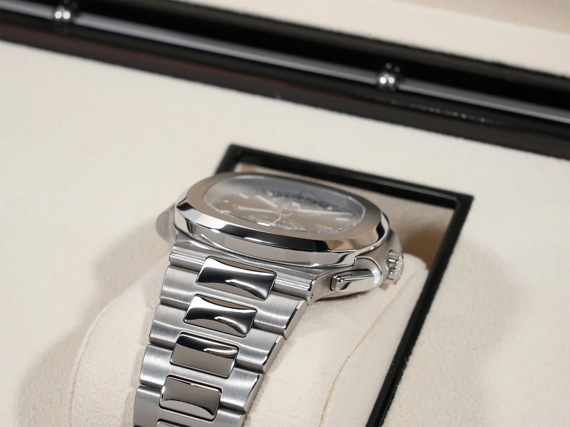 パテックフィリップ ノーチラス トラベルタイム クロノグラフ Ref.5990/1A-001 ステンレススチール ブラックグラデーション文字盤 - Image 6