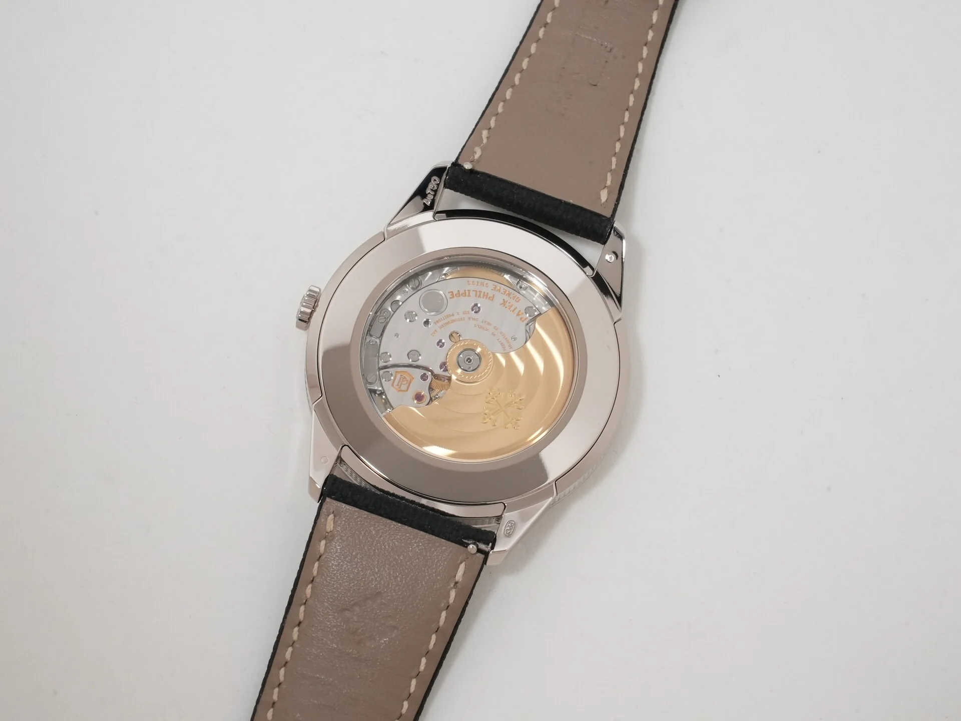 パテックフィリップ カラトラバ Ref.5226G-001 ホワイトゴールド ブラックグラデーションのテクスチャード ラック アントラサイト文字盤 - Image 7