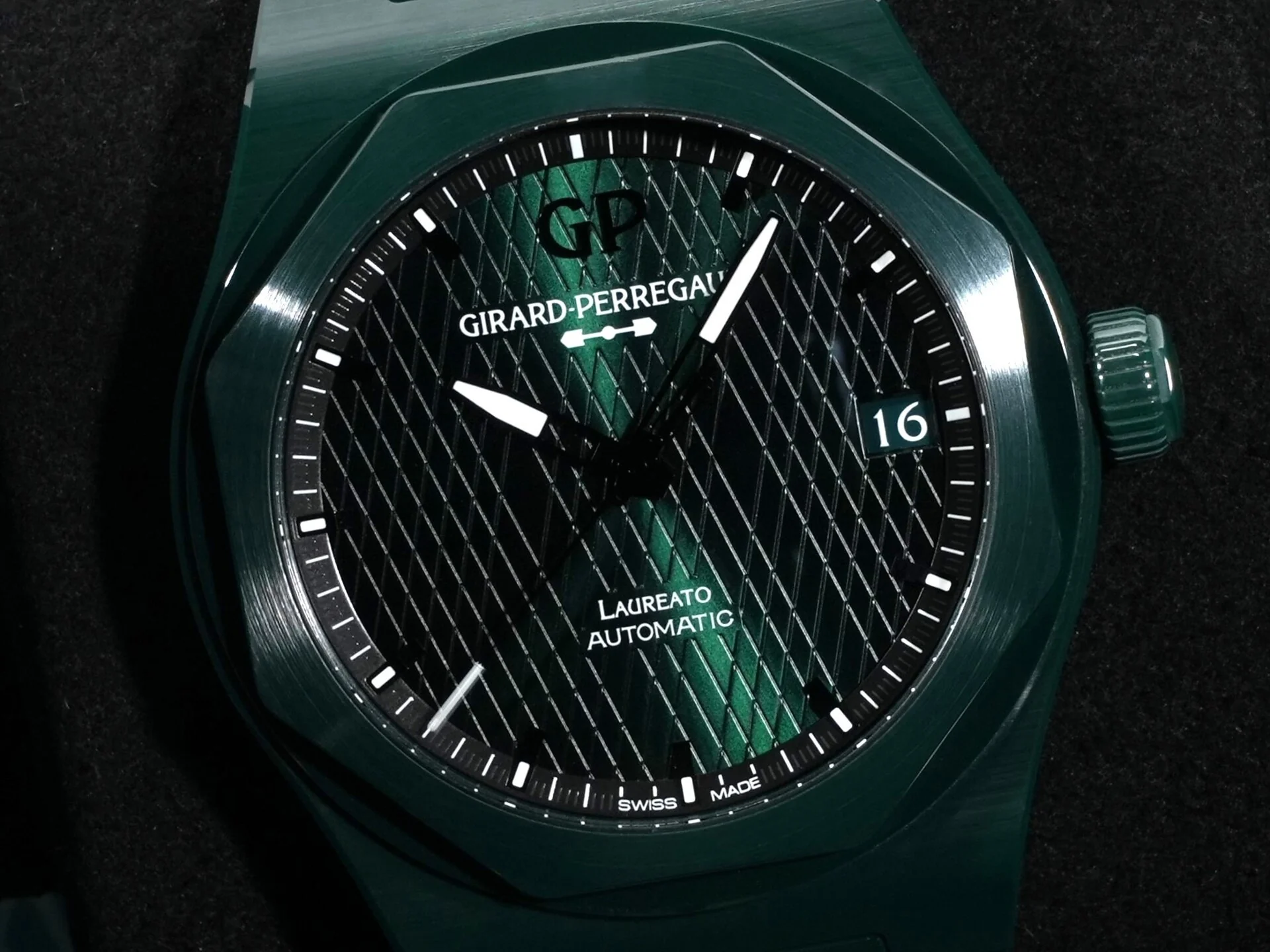 ジラールペルゴ ロレアート 42 MM グリーンセラミック アストンマーティン エディション Ref.81010-32-3081-1CX GREEN CERAMIC グリーン文字盤 未使用 updwxip4 - Image 3
