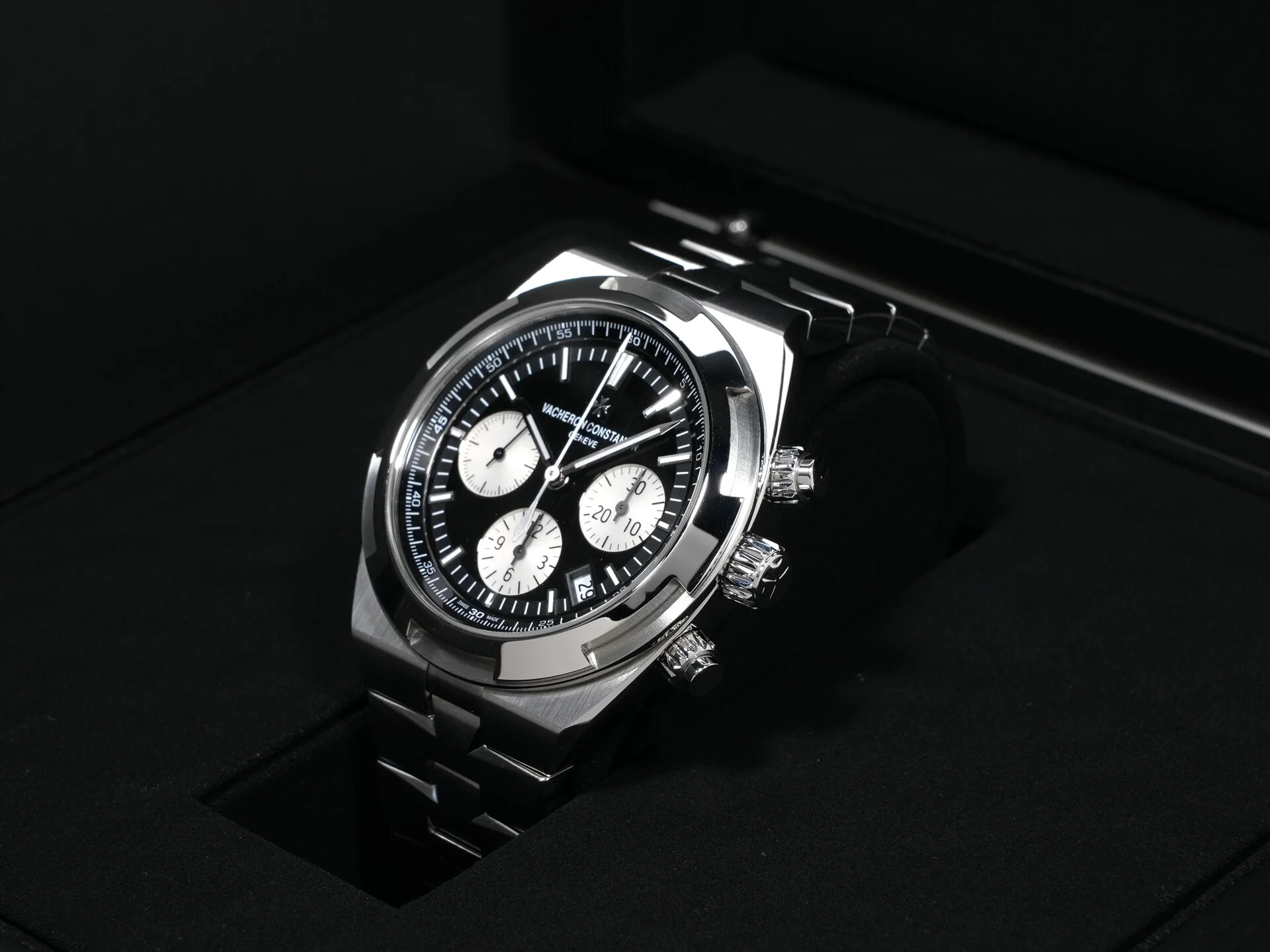 ヴァシュロンコンスタンタン オーヴァーシーズ クロノグラフ Ref.5500V/110A-B481 ブラック文字盤 中古 zm6g2xjn - Image 4